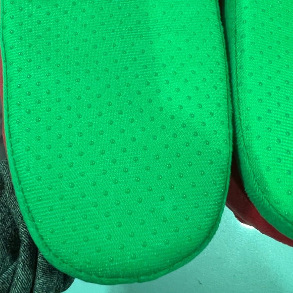 STRAWBERRY SHORTCAKE PLUSH SLIPPERS. BRAND NEW. ADULT SIZE SMALL-MEDIUM - Picture 5 of 9